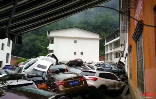 遭遇强降雨卧龙上万游客滞留 已有1人失联