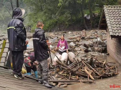 遭遇强降雨卧龙上万游客滞留 已有1人失联