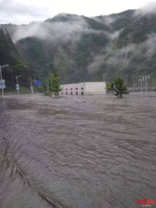 遭遇强降雨卧龙上万游客滞留 已有1人失联