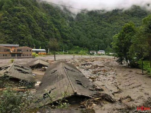 遭遇强降雨卧龙上万游客滞留 已有1人失联