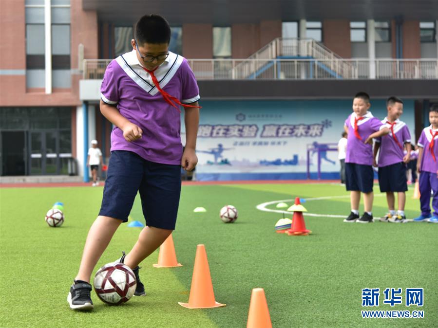 (体育·图文互动)(2)(在习近平新时代中国特色社会主义思想指引下——新时代新作为新篇章·总书记关心的百姓身边事)奔跑吧,少年!——体育让孩子们插上强壮的翅膀(配本社同题文字稿)