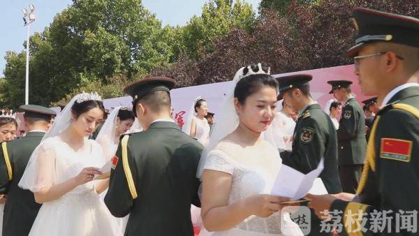 55对新人国庆办婚礼 两边是整齐的坦克和步战车