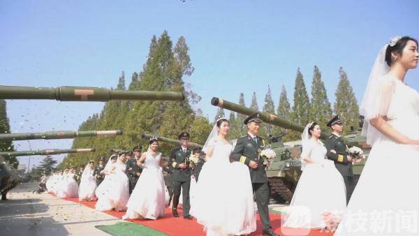 55对新人国庆办婚礼 两边是整齐的坦克和步战车
