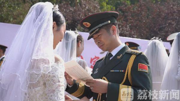 55对新人国庆办婚礼 两边是整齐的坦克和步战车