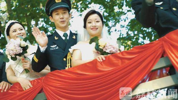 55对新人国庆办婚礼 两边是整齐的坦克和步战车