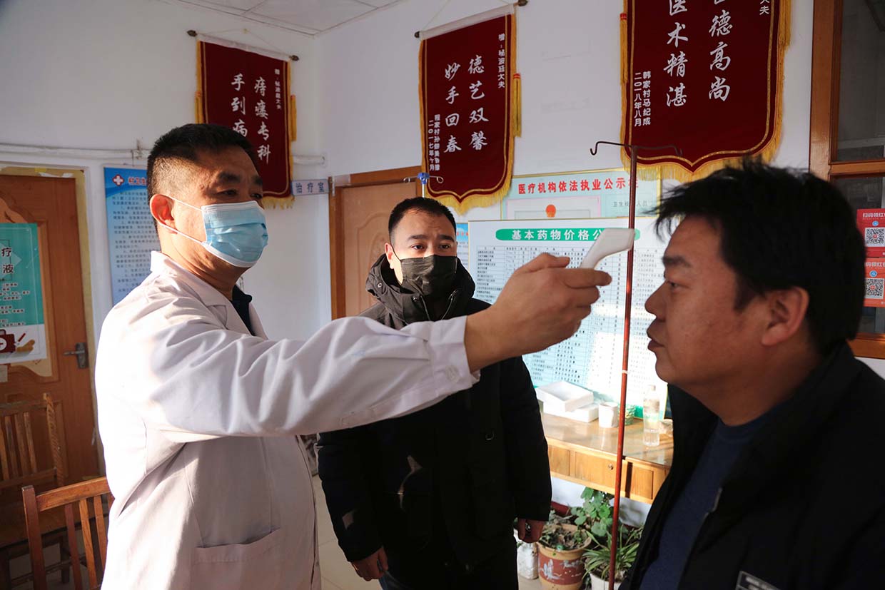 包村李书记,在村中卫生室视察村民测量体温情况。