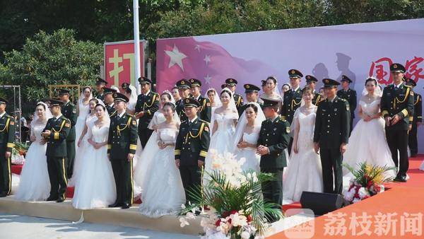 55对新人国庆办婚礼 两边是整齐的坦克和步战车
